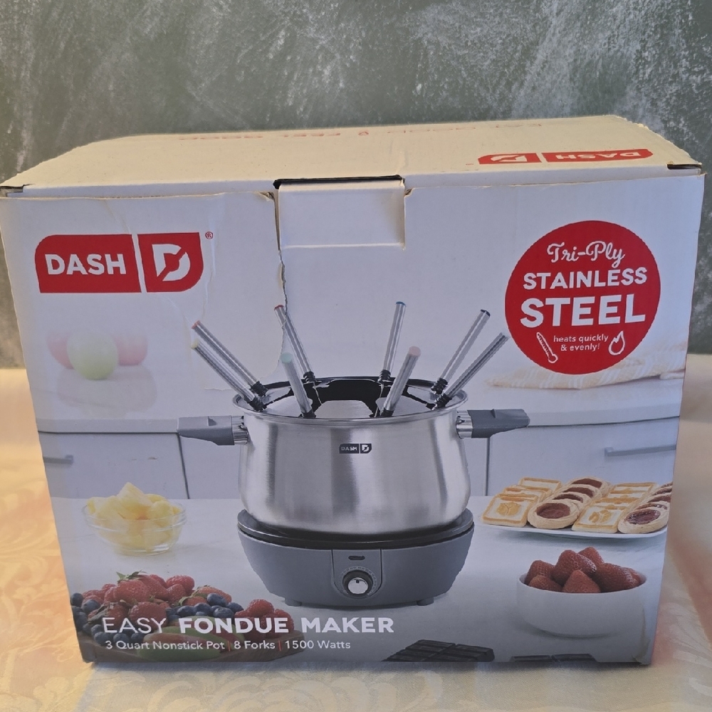Dash Stainless Steel Easy Fondue Maker Set, 3 Quart, 8 Forks 1509 Watts New